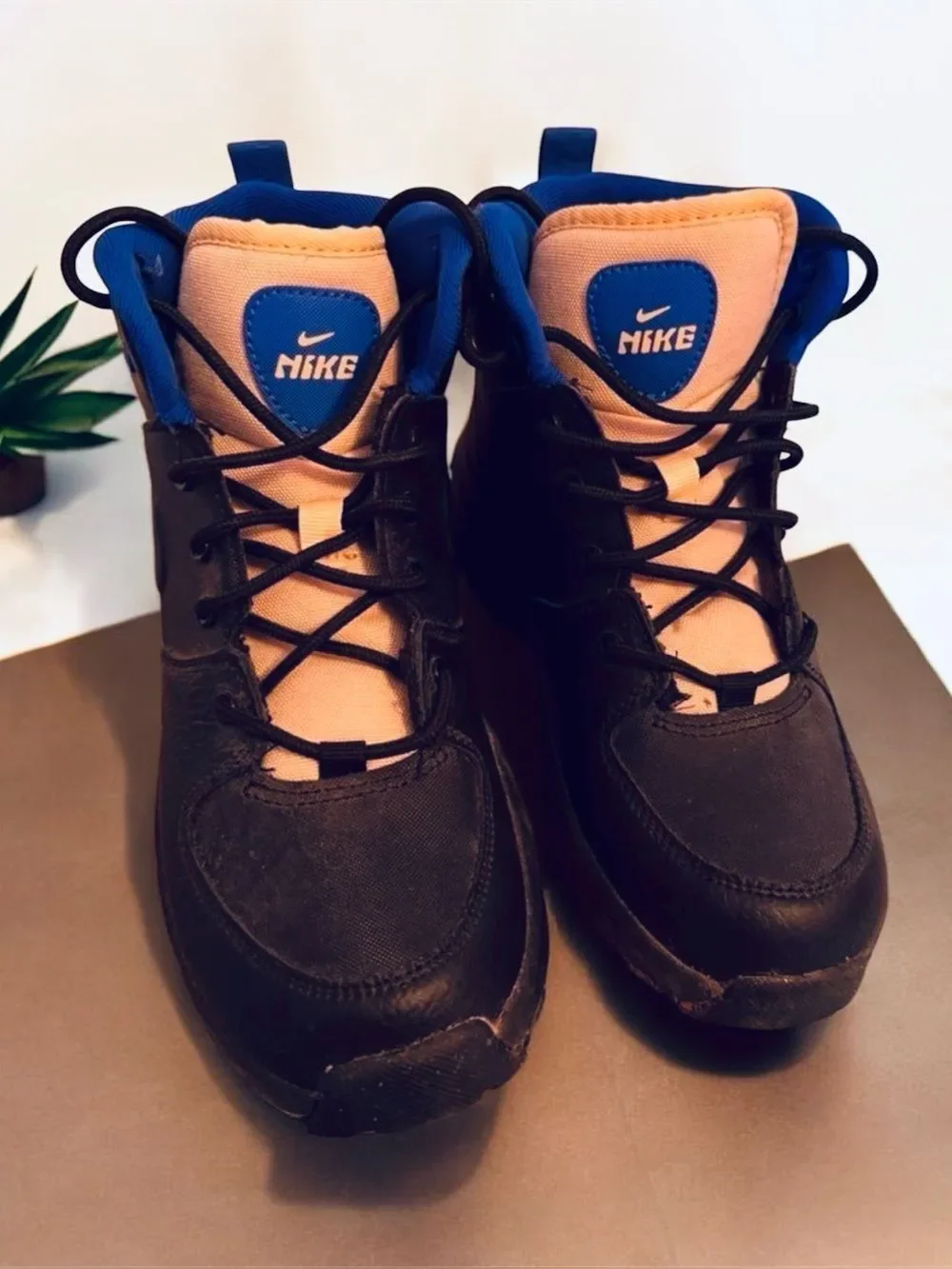Nike Manoa LTR kids boots in the Black/Black-Sesame-Game Royal. Size 3Y